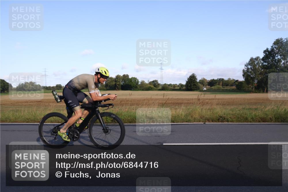 25.08.2024 - Elbe Triathlon Hamburg Fuchs,  Jonas http://msf.ph/oto/6844716 25.08.2024 09:04:11 Radfahren 53, 128, 106 meine-sportfotos.de