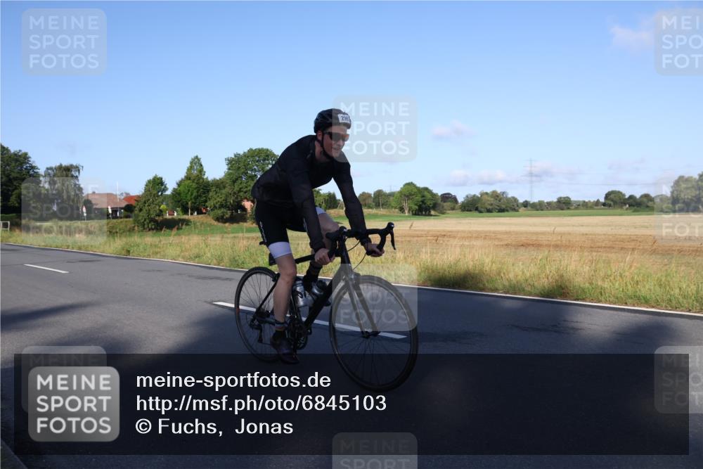 25.08.2024 - Elbe Triathlon Hamburg Fuchs,  Jonas http://msf.ph/oto/6845103 25.08.2024 09:05:50 Radfahren 296 meine-sportfotos.de