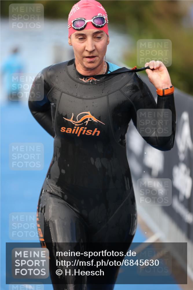 25.08.2024 - Elbe Triathlon Hamburg H.Heesch http://msf.ph/oto/6845630 25.08.2024 08:47:50 Schwimmen 119, 130, 136, 137, 144, 181, 185 meine-sportfotos.de