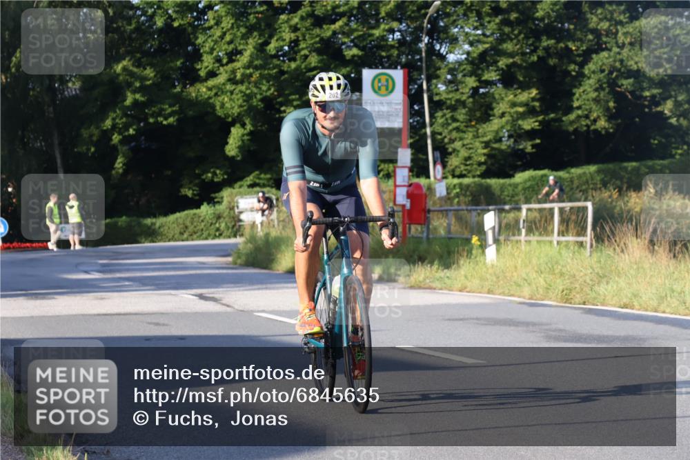 25.08.2024 - Elbe Triathlon Hamburg Fuchs,  Jonas http://msf.ph/oto/6845635 25.08.2024 09:07:01 Radfahren 243, 79, 262, 313 meine-sportfotos.de