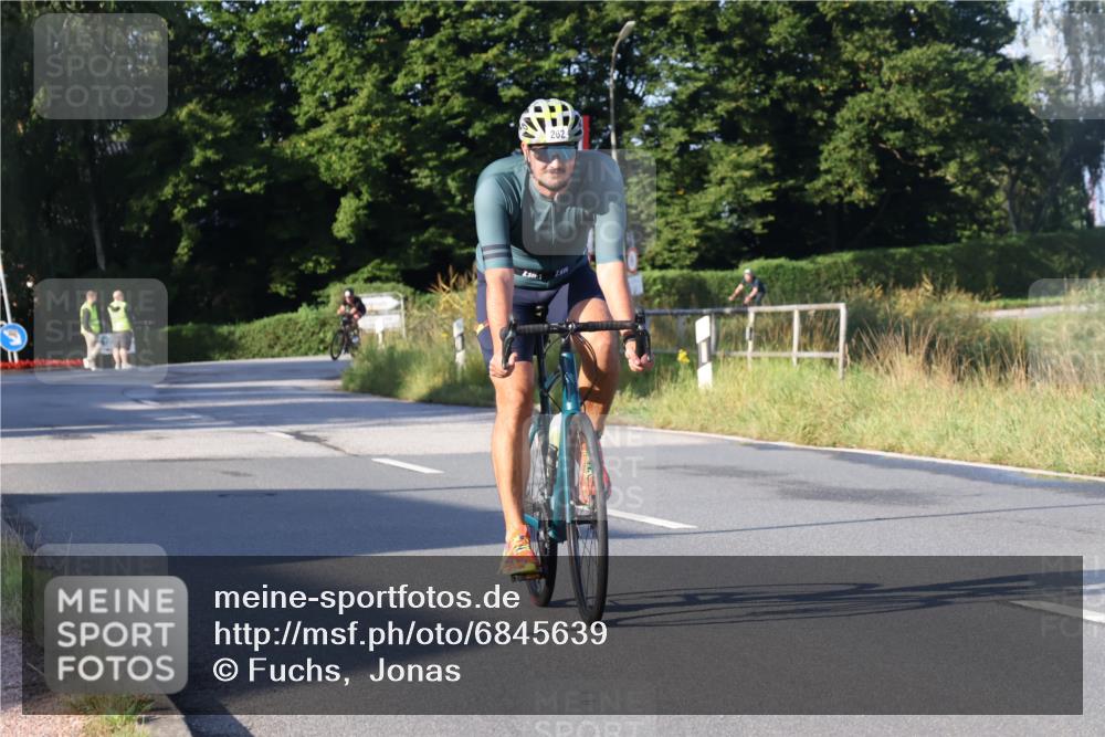 25.08.2024 - Elbe Triathlon Hamburg Fuchs,  Jonas http://msf.ph/oto/6845639 25.08.2024 09:07:01 Radfahren 243, 79, 262, 313 meine-sportfotos.de