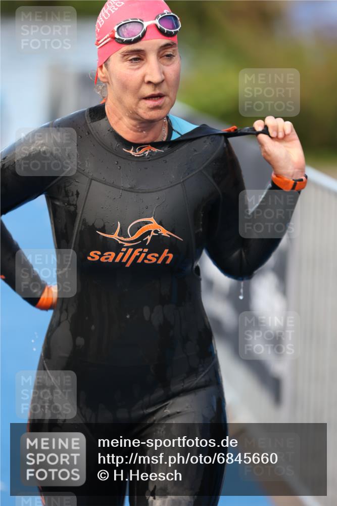 25.08.2024 - Elbe Triathlon Hamburg H.Heesch http://msf.ph/oto/6845660 25.08.2024 08:47:50 Schwimmen 119, 130, 136, 137, 144, 181, 185 meine-sportfotos.de
