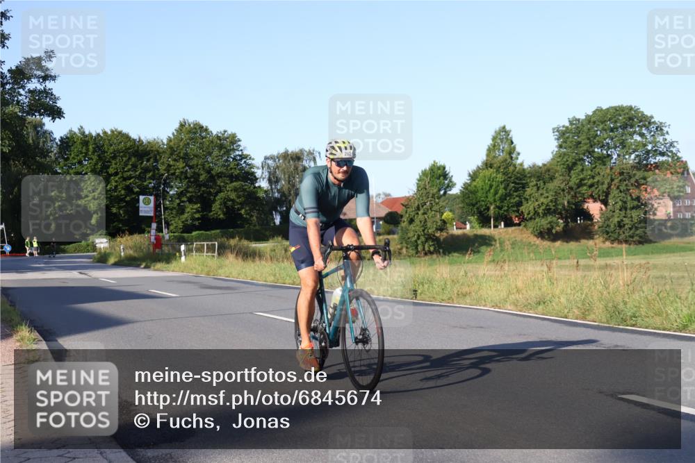 25.08.2024 - Elbe Triathlon Hamburg Fuchs,  Jonas http://msf.ph/oto/6845674 25.08.2024 09:07:02 Radfahren 79, 262, 313 meine-sportfotos.de