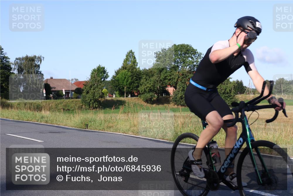 25.08.2024 - Elbe Triathlon Hamburg Fuchs,  Jonas http://msf.ph/oto/6845936 25.08.2024 09:07:27 Radfahren 308, 203, 100, 298, 159 meine-sportfotos.de