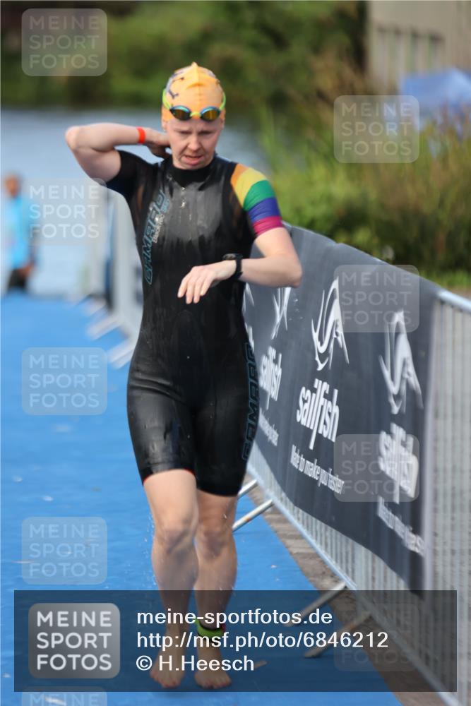 25.08.2024 - Elbe Triathlon Hamburg H.Heesch http://msf.ph/oto/6846212 25.08.2024 08:48:59 Schwimmen 133, 143, 170, 177 meine-sportfotos.de