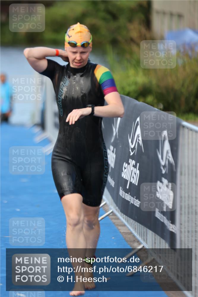 25.08.2024 - Elbe Triathlon Hamburg H.Heesch http://msf.ph/oto/6846217 25.08.2024 08:48:59 Schwimmen 133, 143, 170, 177 meine-sportfotos.de