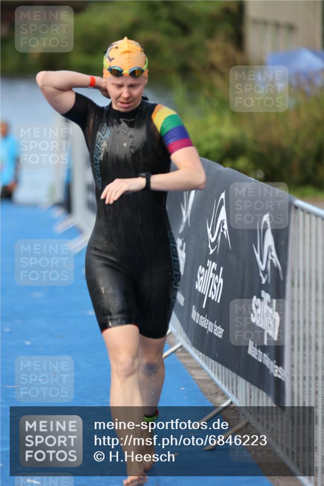 25.08.2024 - Elbe Triathlon Hamburg H.Heesch http://msf.ph/oto/6846223 25.08.2024 08:49:00 Schwimmen 133, 143, 170, 177 meine-sportfotos.de