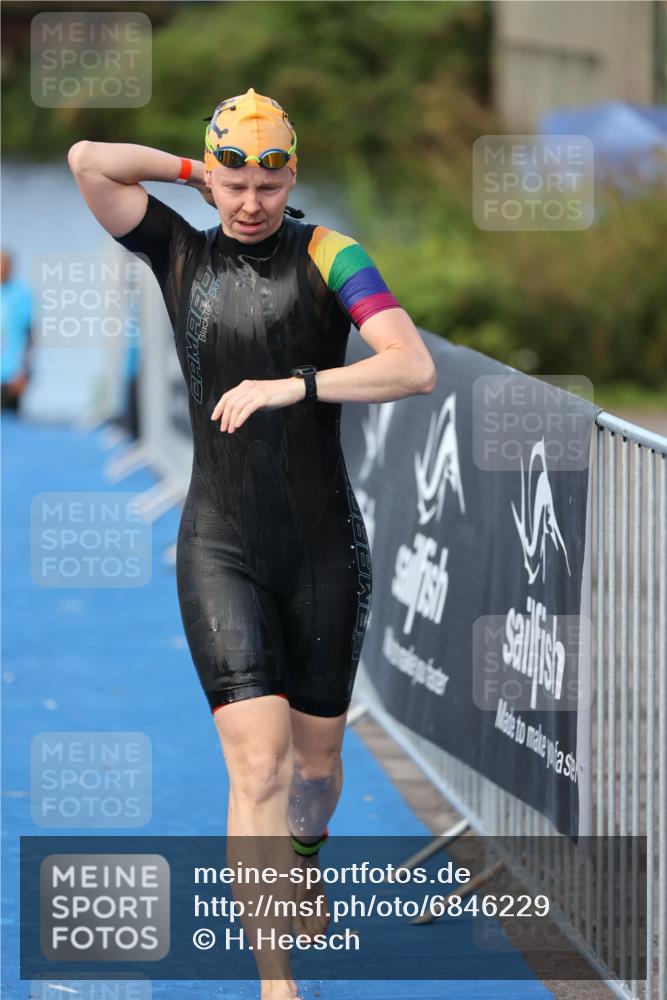 25.08.2024 - Elbe Triathlon Hamburg H.Heesch http://msf.ph/oto/6846229 25.08.2024 08:49:00 Schwimmen 133, 143, 170, 177 meine-sportfotos.de