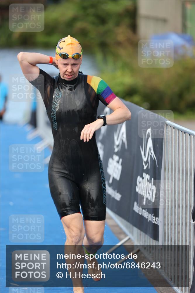 25.08.2024 - Elbe Triathlon Hamburg H.Heesch http://msf.ph/oto/6846243 25.08.2024 08:49:00 Schwimmen 133, 143, 170, 177 meine-sportfotos.de