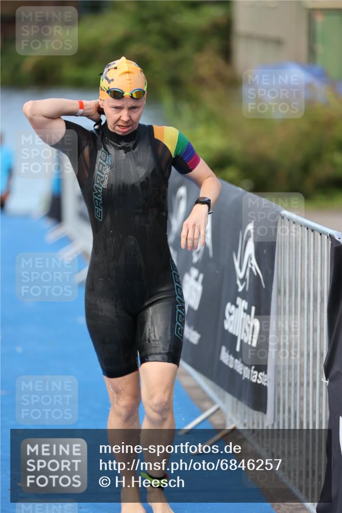 25.08.2024 - Elbe Triathlon Hamburg H.Heesch http://msf.ph/oto/6846257 25.08.2024 08:49:00 Schwimmen 133, 143, 170, 177 meine-sportfotos.de