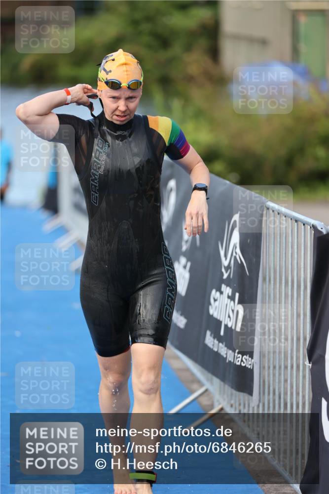25.08.2024 - Elbe Triathlon Hamburg H.Heesch http://msf.ph/oto/6846265 25.08.2024 08:49:00 Schwimmen 133, 143, 170, 177 meine-sportfotos.de