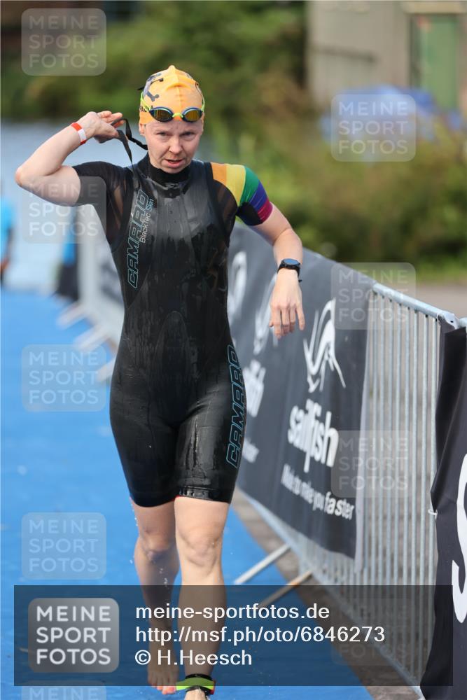 25.08.2024 - Elbe Triathlon Hamburg H.Heesch http://msf.ph/oto/6846273 25.08.2024 08:49:00 Schwimmen 133, 143, 170, 177 meine-sportfotos.de