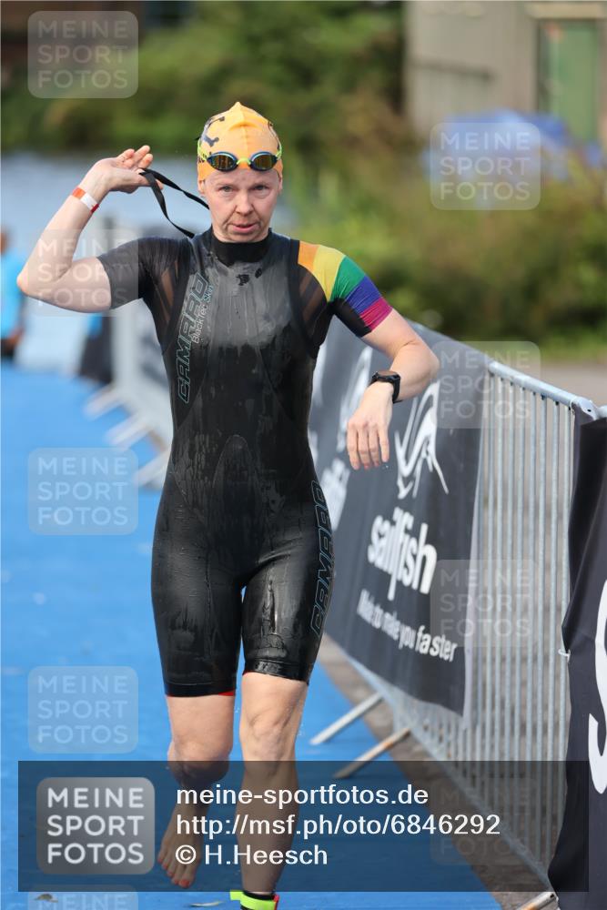 25.08.2024 - Elbe Triathlon Hamburg H.Heesch http://msf.ph/oto/6846292 25.08.2024 08:49:00 Schwimmen 133, 143, 170, 177 meine-sportfotos.de