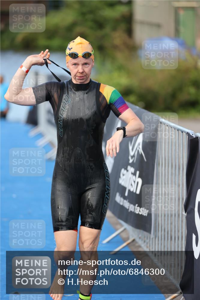 25.08.2024 - Elbe Triathlon Hamburg H.Heesch http://msf.ph/oto/6846300 25.08.2024 08:49:00 Schwimmen 133, 143, 170, 177 meine-sportfotos.de