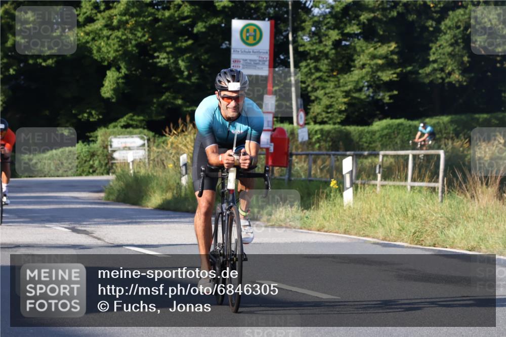 25.08.2024 - Elbe Triathlon Hamburg Fuchs,  Jonas http://msf.ph/oto/6846305 25.08.2024 09:08:01 Radfahren 294, 92, 169, 180, 311, 34 meine-sportfotos.de