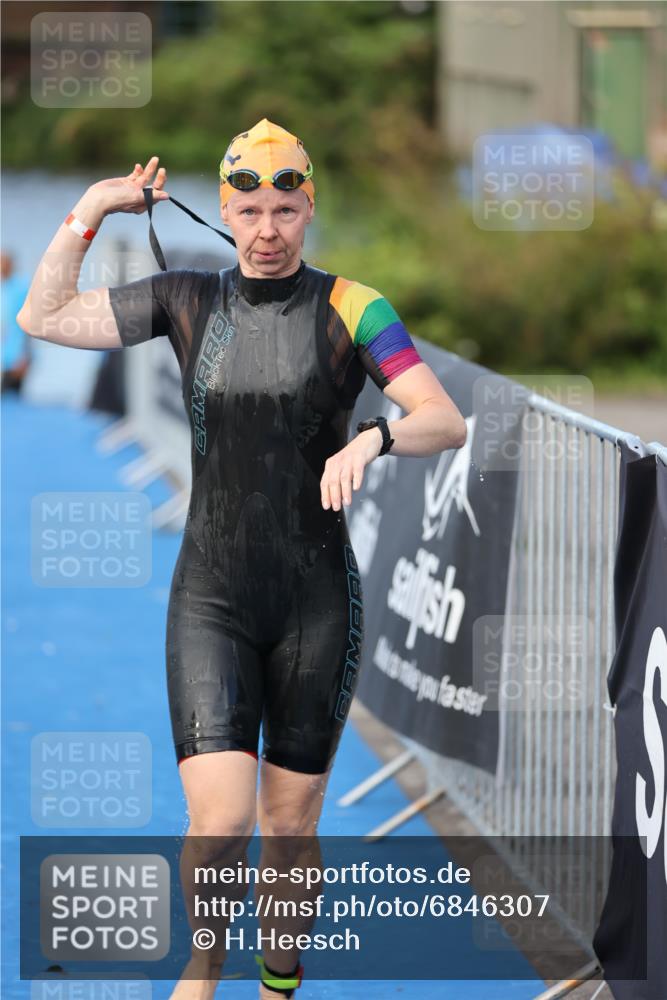 25.08.2024 - Elbe Triathlon Hamburg H.Heesch http://msf.ph/oto/6846307 25.08.2024 08:49:00 Schwimmen 133, 143, 170, 177 meine-sportfotos.de