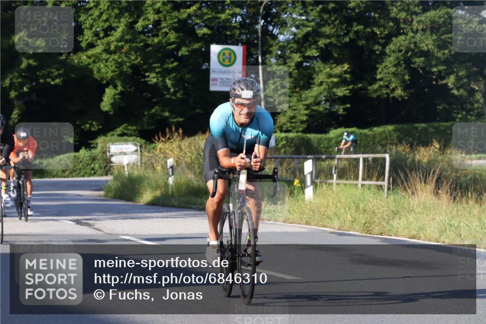 25.08.2024 - Elbe Triathlon Hamburg Fuchs,  Jonas http://msf.ph/oto/6846310 25.08.2024 09:08:01 Radfahren 294, 92, 169, 180, 311, 34 meine-sportfotos.de
