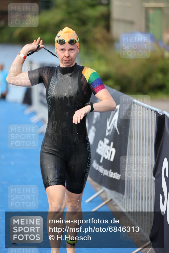 25.08.2024 - Elbe Triathlon Hamburg H.Heesch http://msf.ph/oto/6846313 25.08.2024 08:49:00 Schwimmen 133, 143, 170, 177 meine-sportfotos.de