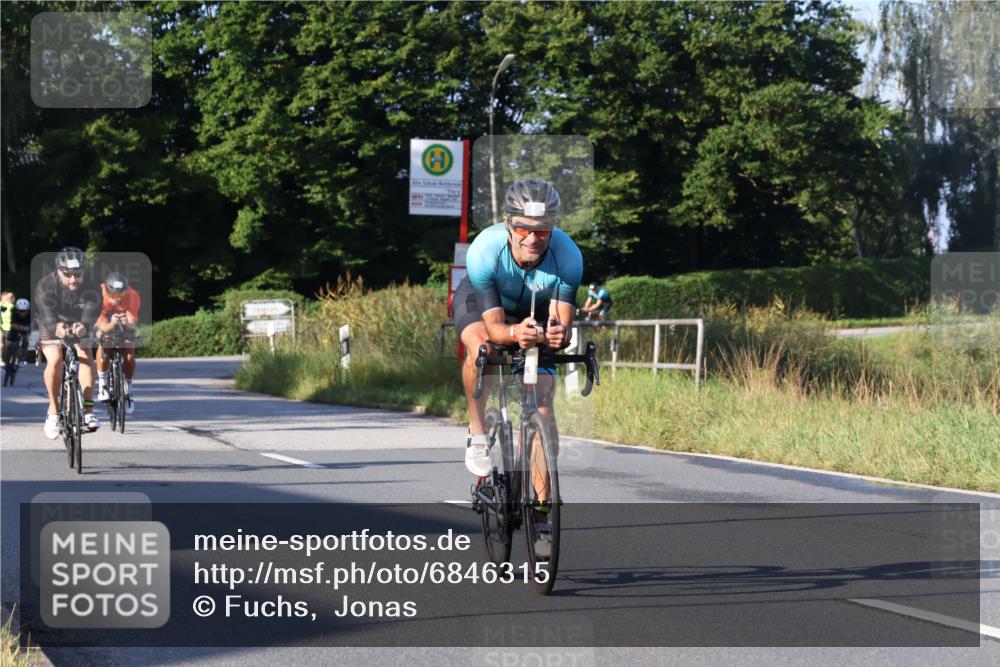 25.08.2024 - Elbe Triathlon Hamburg Fuchs,  Jonas http://msf.ph/oto/6846315 25.08.2024 09:08:01 Radfahren 294, 92, 169, 180, 311, 34 meine-sportfotos.de