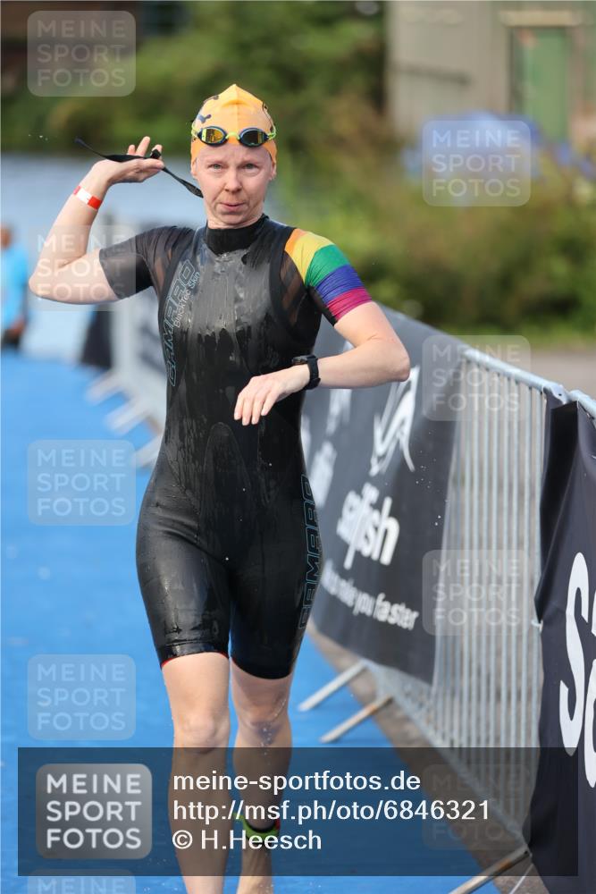 25.08.2024 - Elbe Triathlon Hamburg H.Heesch http://msf.ph/oto/6846321 25.08.2024 08:49:00 Schwimmen 133, 143, 170, 177 meine-sportfotos.de