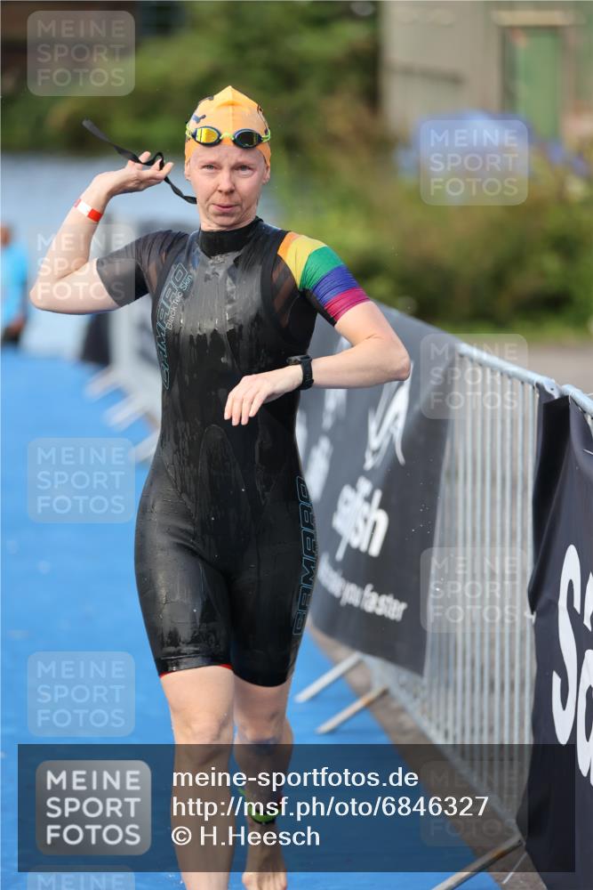25.08.2024 - Elbe Triathlon Hamburg H.Heesch http://msf.ph/oto/6846327 25.08.2024 08:49:00 Schwimmen 133, 143, 170, 177 meine-sportfotos.de