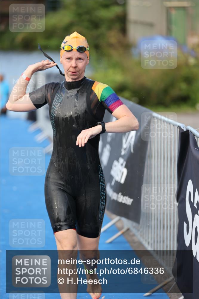 25.08.2024 - Elbe Triathlon Hamburg H.Heesch http://msf.ph/oto/6846336 25.08.2024 08:49:00 Schwimmen 133, 143, 170, 177 meine-sportfotos.de