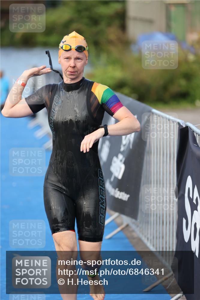 25.08.2024 - Elbe Triathlon Hamburg H.Heesch http://msf.ph/oto/6846341 25.08.2024 08:49:00 Schwimmen 133, 143, 170, 177 meine-sportfotos.de