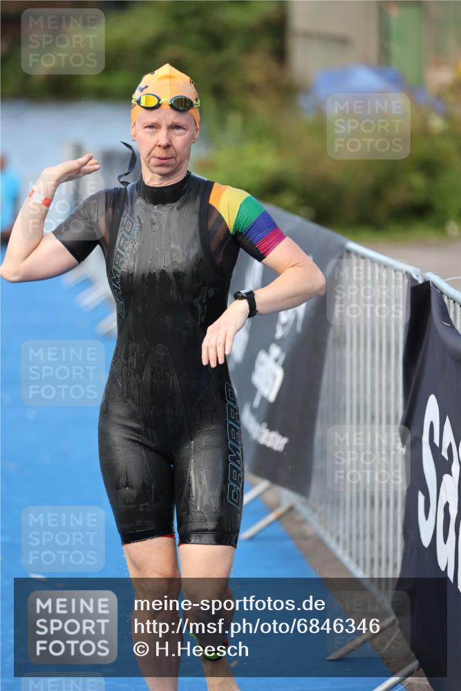25.08.2024 - Elbe Triathlon Hamburg H.Heesch http://msf.ph/oto/6846346 25.08.2024 08:49:00 Schwimmen 133, 143, 170, 177 meine-sportfotos.de