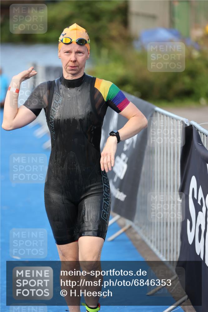 25.08.2024 - Elbe Triathlon Hamburg H.Heesch http://msf.ph/oto/6846353 25.08.2024 08:49:00 Schwimmen 133, 143, 170, 177 meine-sportfotos.de