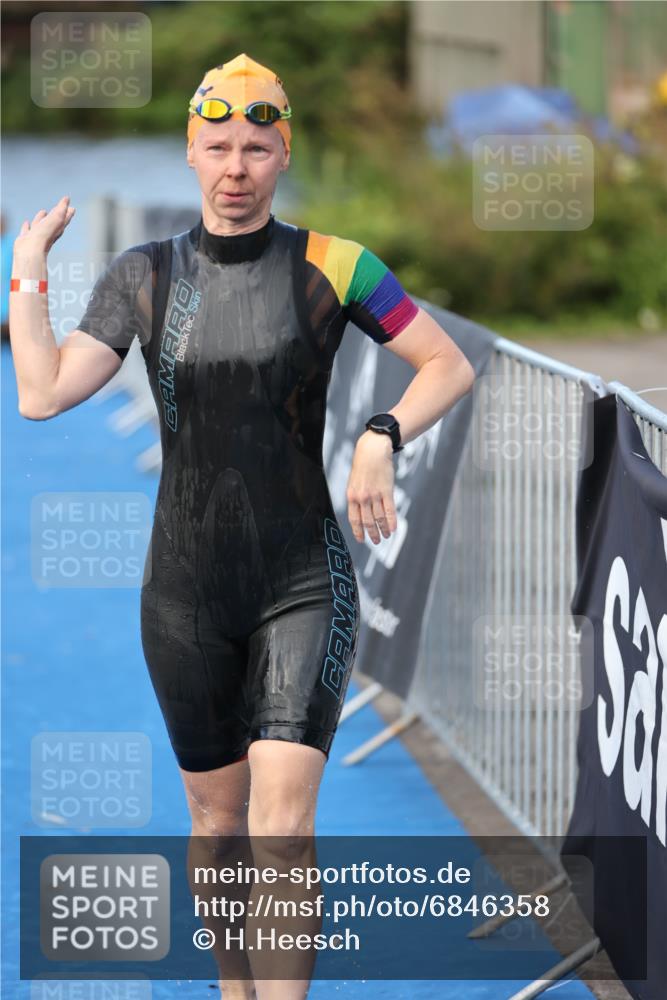 25.08.2024 - Elbe Triathlon Hamburg H.Heesch http://msf.ph/oto/6846358 25.08.2024 08:49:00 Schwimmen 133, 143, 170, 177 meine-sportfotos.de