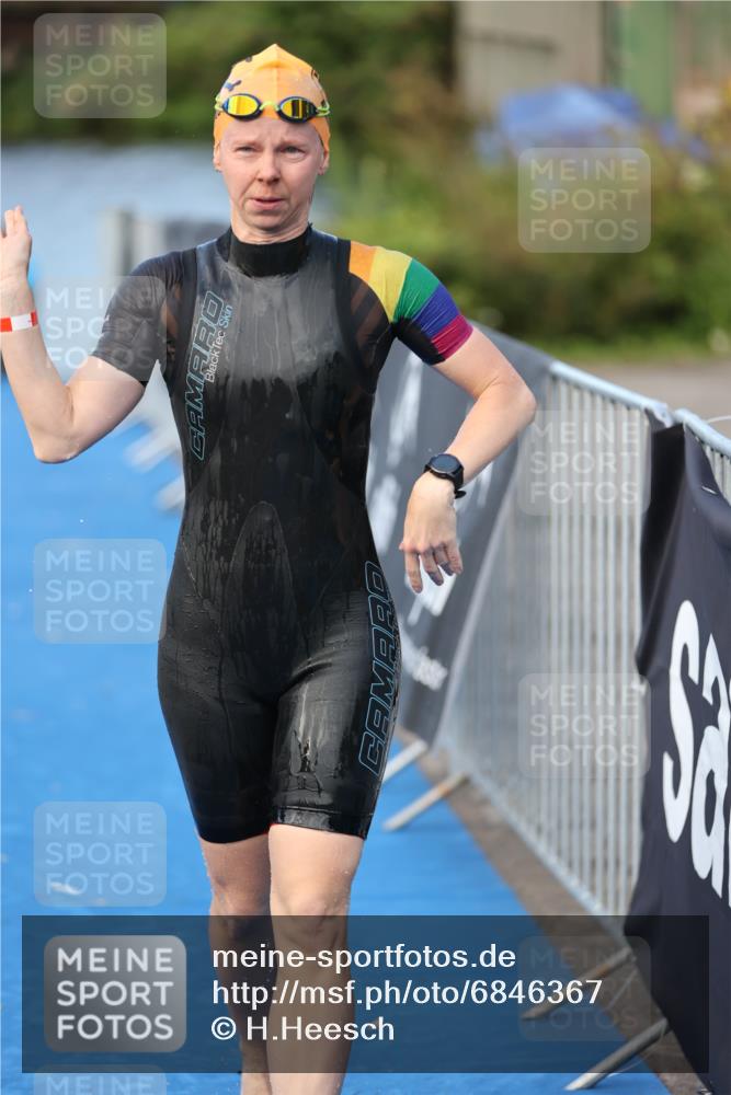 25.08.2024 - Elbe Triathlon Hamburg H.Heesch http://msf.ph/oto/6846367 25.08.2024 08:49:01 Schwimmen 133, 143, 170, 177 meine-sportfotos.de