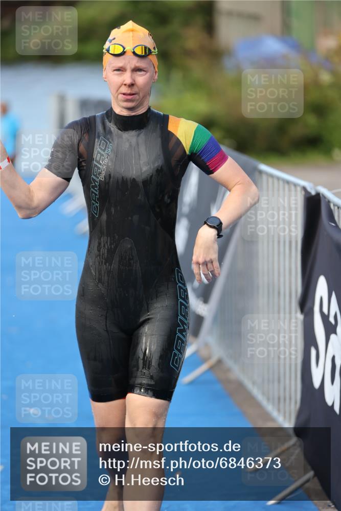 25.08.2024 - Elbe Triathlon Hamburg H.Heesch http://msf.ph/oto/6846373 25.08.2024 08:49:01 Schwimmen 133, 143, 170, 177 meine-sportfotos.de