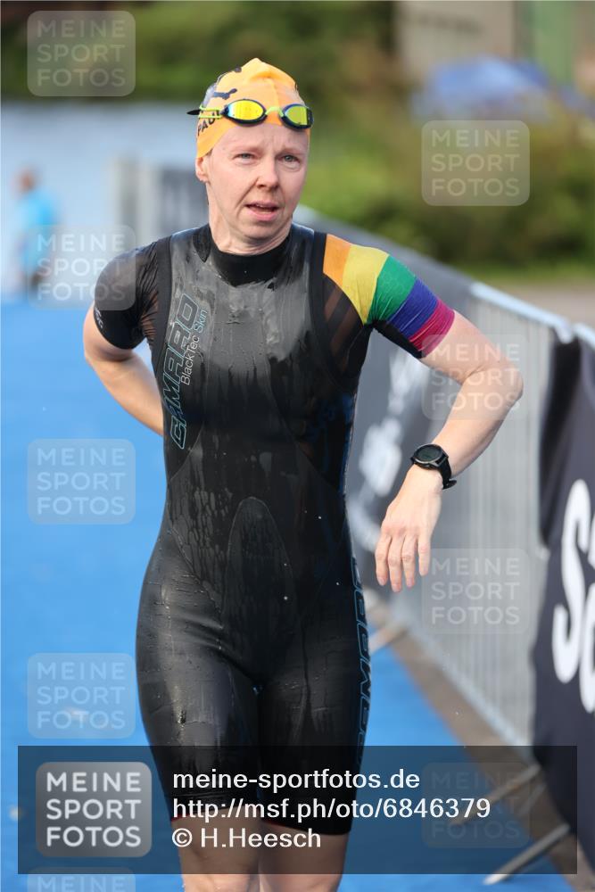 25.08.2024 - Elbe Triathlon Hamburg H.Heesch http://msf.ph/oto/6846379 25.08.2024 08:49:01 Schwimmen 133, 143, 170, 177 meine-sportfotos.de