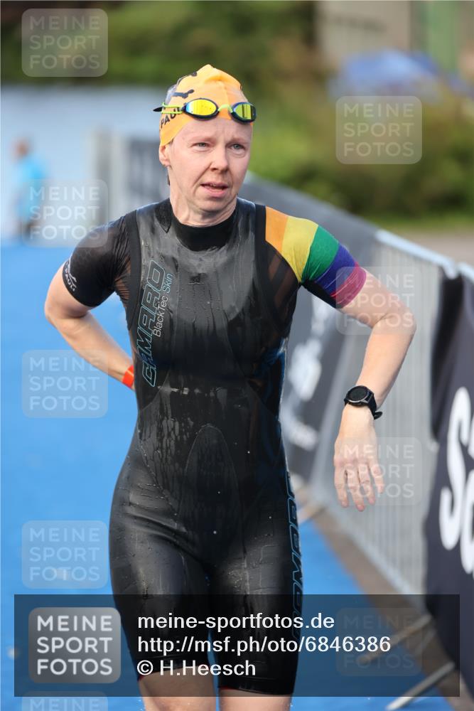 25.08.2024 - Elbe Triathlon Hamburg H.Heesch http://msf.ph/oto/6846386 25.08.2024 08:49:01 Schwimmen 133, 143, 170, 177 meine-sportfotos.de