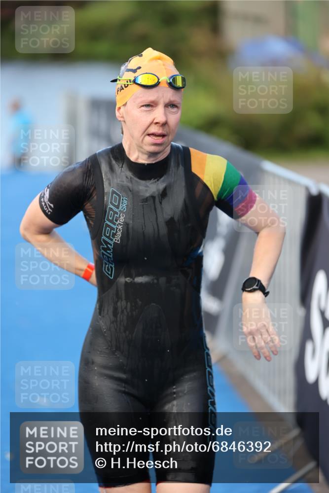 25.08.2024 - Elbe Triathlon Hamburg H.Heesch http://msf.ph/oto/6846392 25.08.2024 08:49:01 Schwimmen 133, 143, 170, 177 meine-sportfotos.de