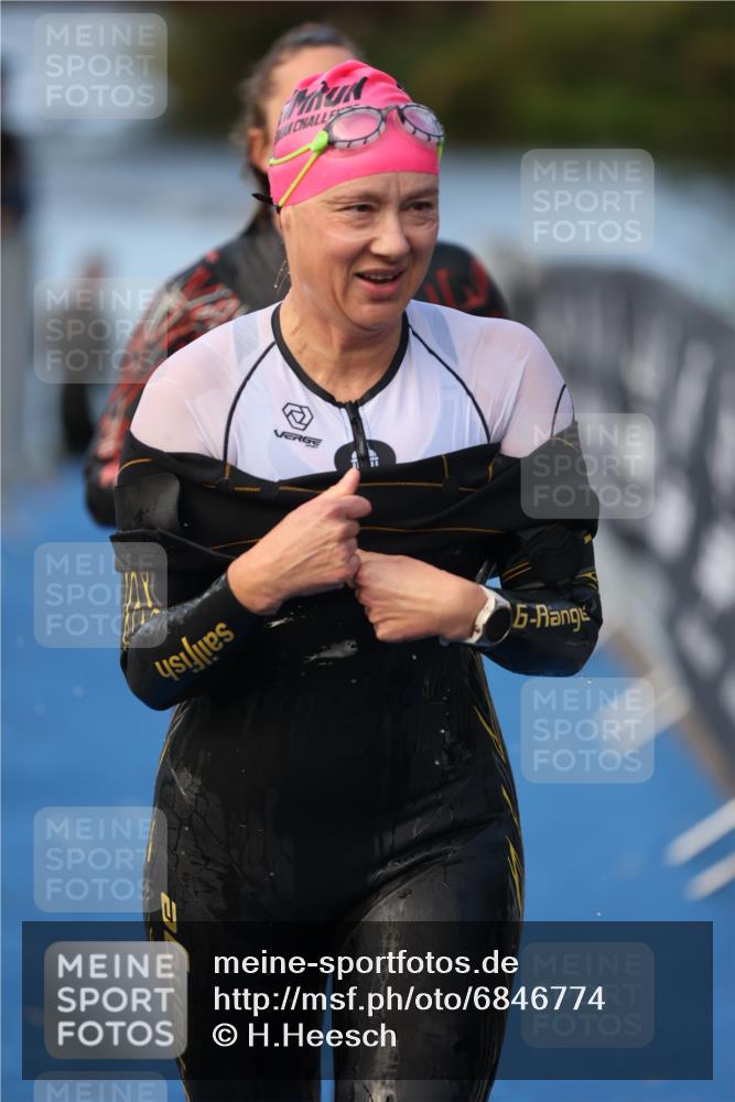 25.08.2024 - Elbe Triathlon Hamburg H.Heesch http://msf.ph/oto/6846774 25.08.2024 08:50:06 Schwimmen 118, 127, 155 meine-sportfotos.de