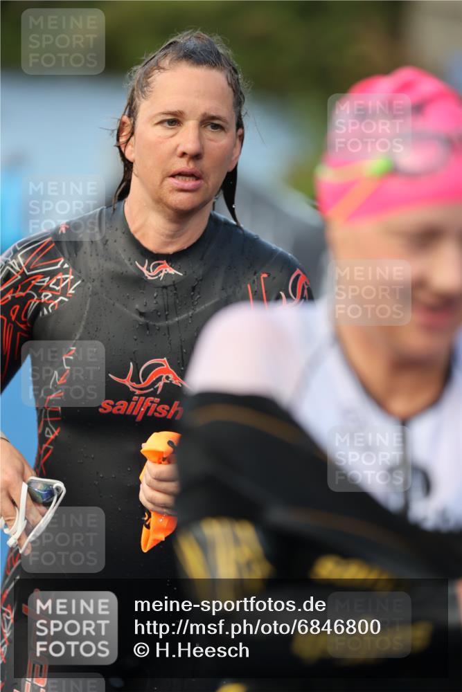 25.08.2024 - Elbe Triathlon Hamburg H.Heesch http://msf.ph/oto/6846800 25.08.2024 08:50:07 Schwimmen 118, 127, 155 meine-sportfotos.de