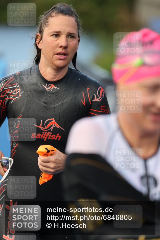 25.08.2024 - Elbe Triathlon Hamburg H.Heesch http://msf.ph/oto/6846805 25.08.2024 08:50:07 Schwimmen 118, 127, 155 meine-sportfotos.de