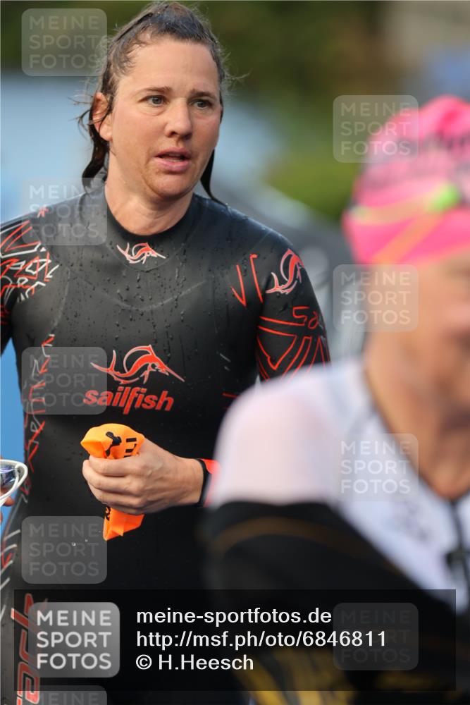 25.08.2024 - Elbe Triathlon Hamburg H.Heesch http://msf.ph/oto/6846811 25.08.2024 08:50:07 Schwimmen 118, 127, 155 meine-sportfotos.de