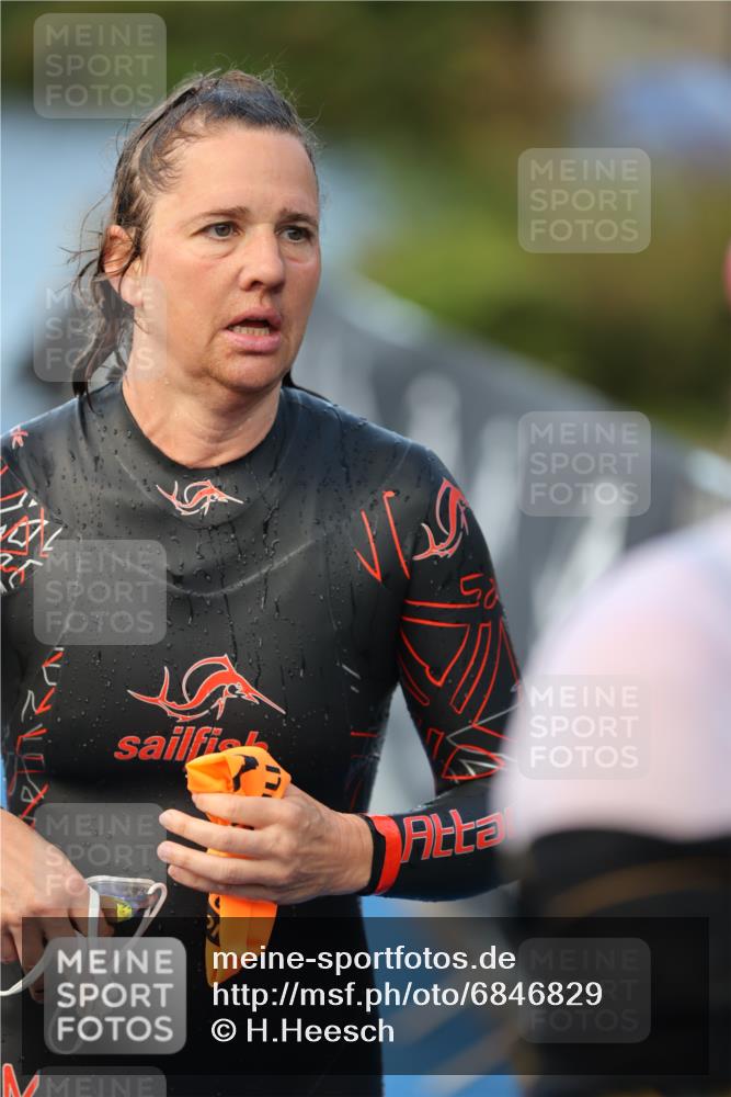 25.08.2024 - Elbe Triathlon Hamburg H.Heesch http://msf.ph/oto/6846829 25.08.2024 08:50:08 Schwimmen 118, 127, 155 meine-sportfotos.de