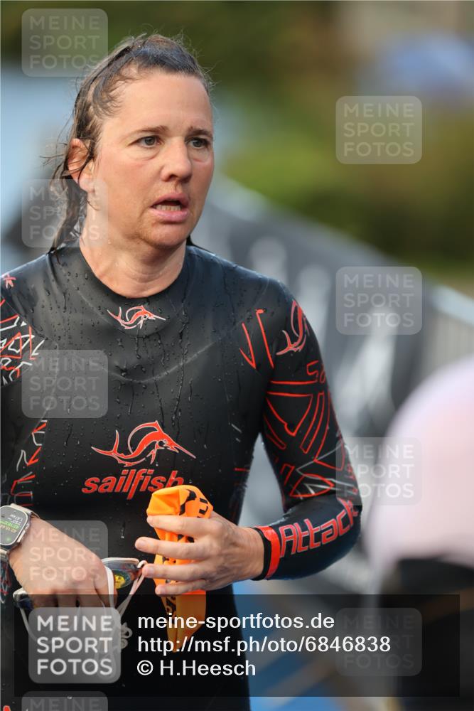 25.08.2024 - Elbe Triathlon Hamburg H.Heesch http://msf.ph/oto/6846838 25.08.2024 08:50:08 Schwimmen 118, 127, 155 meine-sportfotos.de