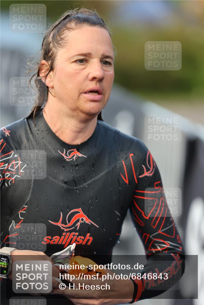 25.08.2024 - Elbe Triathlon Hamburg H.Heesch http://msf.ph/oto/6846843 25.08.2024 08:50:08 Schwimmen 118, 127, 155 meine-sportfotos.de