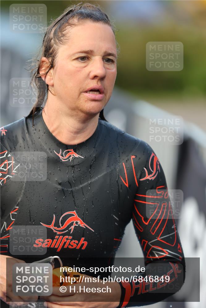 25.08.2024 - Elbe Triathlon Hamburg H.Heesch http://msf.ph/oto/6846849 25.08.2024 08:50:08 Schwimmen 118, 127, 155 meine-sportfotos.de