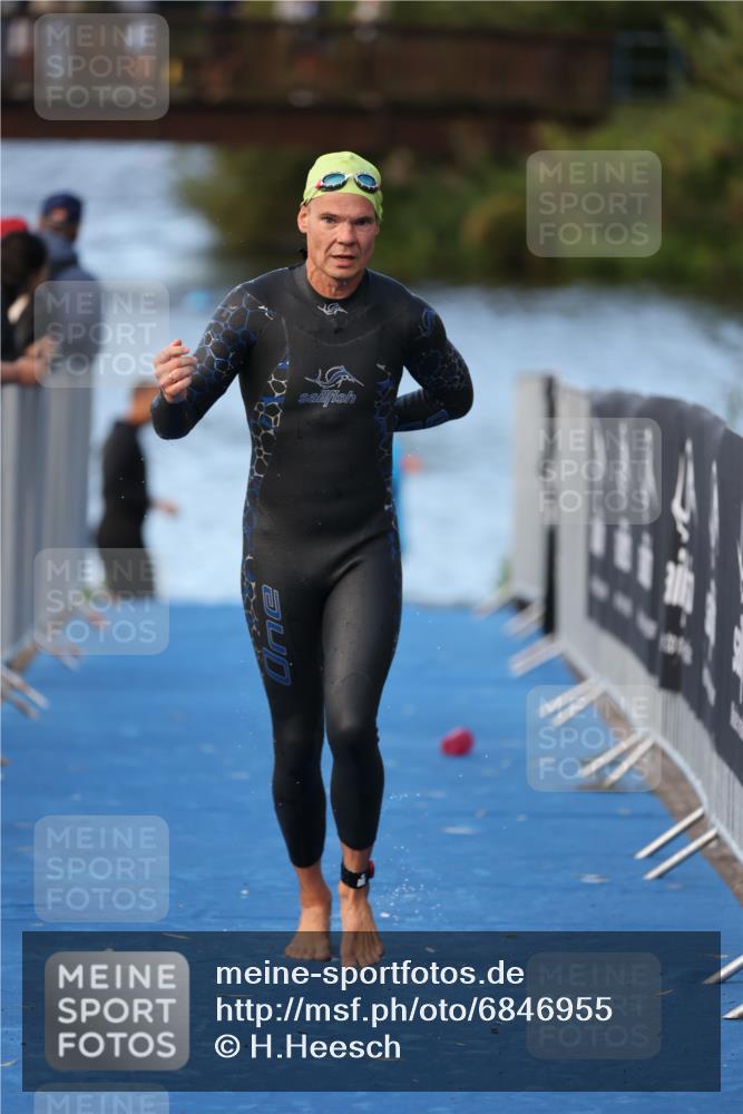 25.08.2024 - Elbe Triathlon Hamburg H.Heesch http://msf.ph/oto/6846955 25.08.2024 08:50:26 Schwimmen 118, 127, 155, 330 meine-sportfotos.de