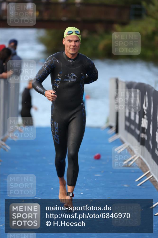 25.08.2024 - Elbe Triathlon Hamburg H.Heesch http://msf.ph/oto/6846970 25.08.2024 08:50:26 Schwimmen 118, 127, 155, 330 meine-sportfotos.de