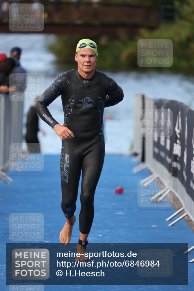 25.08.2024 - Elbe Triathlon Hamburg H.Heesch http://msf.ph/oto/6846984 25.08.2024 08:50:26 Schwimmen 118, 127, 155, 330 meine-sportfotos.de