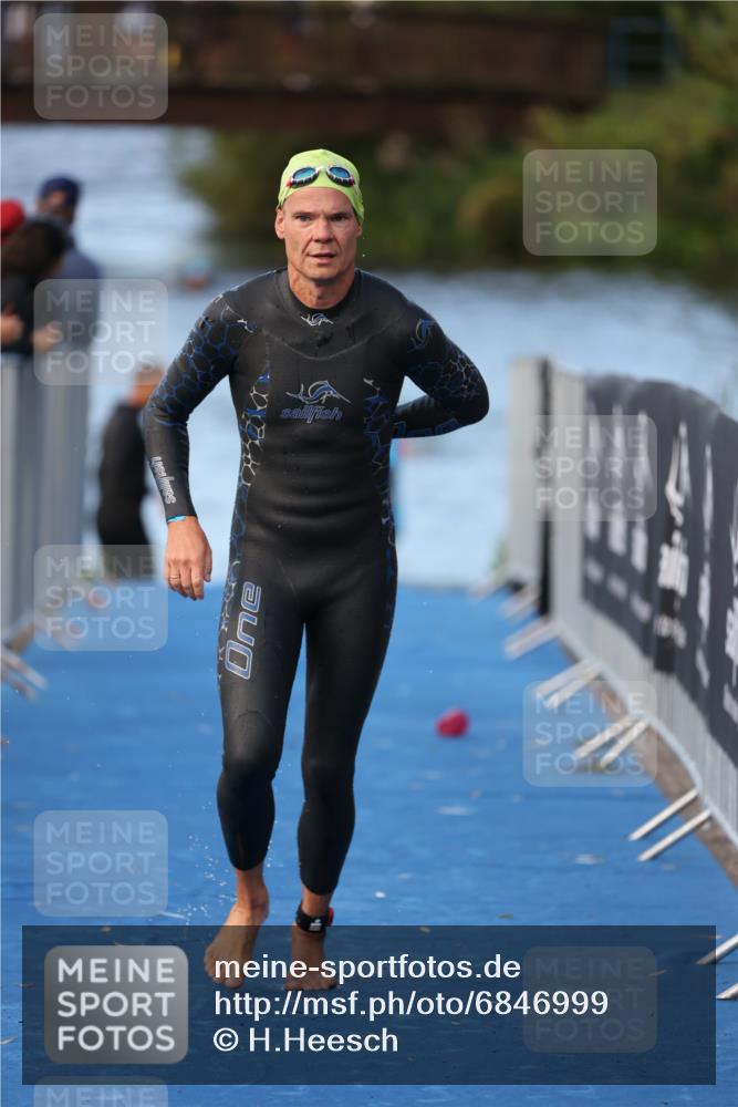 25.08.2024 - Elbe Triathlon Hamburg H.Heesch http://msf.ph/oto/6846999 25.08.2024 08:50:26 Schwimmen 118, 127, 155, 330 meine-sportfotos.de