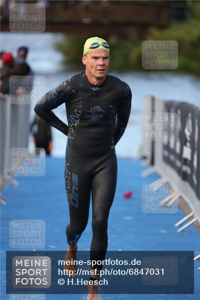 25.08.2024 - Elbe Triathlon Hamburg H.Heesch http://msf.ph/oto/6847031 25.08.2024 08:50:27 Schwimmen 118, 127, 155, 330 meine-sportfotos.de