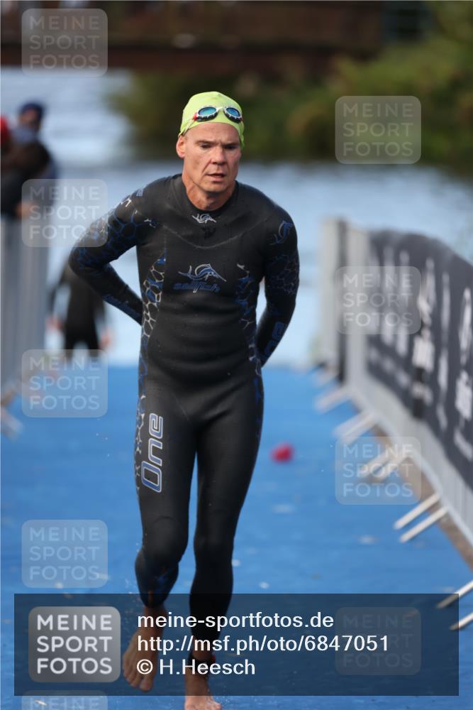25.08.2024 - Elbe Triathlon Hamburg H.Heesch http://msf.ph/oto/6847051 25.08.2024 08:50:27 Schwimmen 118, 127, 155, 330 meine-sportfotos.de