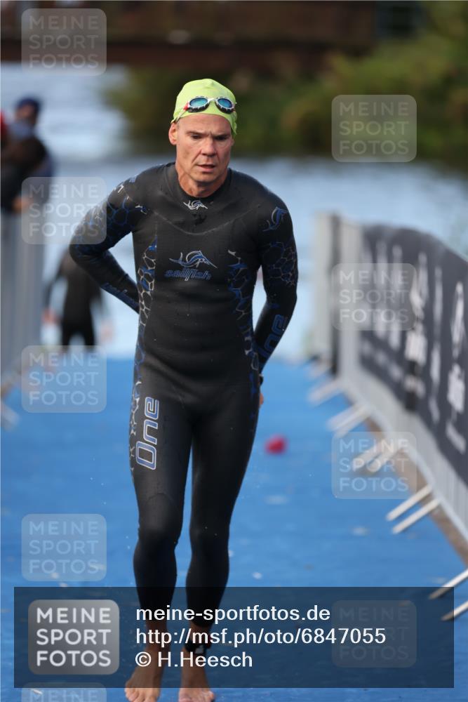 25.08.2024 - Elbe Triathlon Hamburg H.Heesch http://msf.ph/oto/6847055 25.08.2024 08:50:27 Schwimmen 118, 127, 155, 330 meine-sportfotos.de